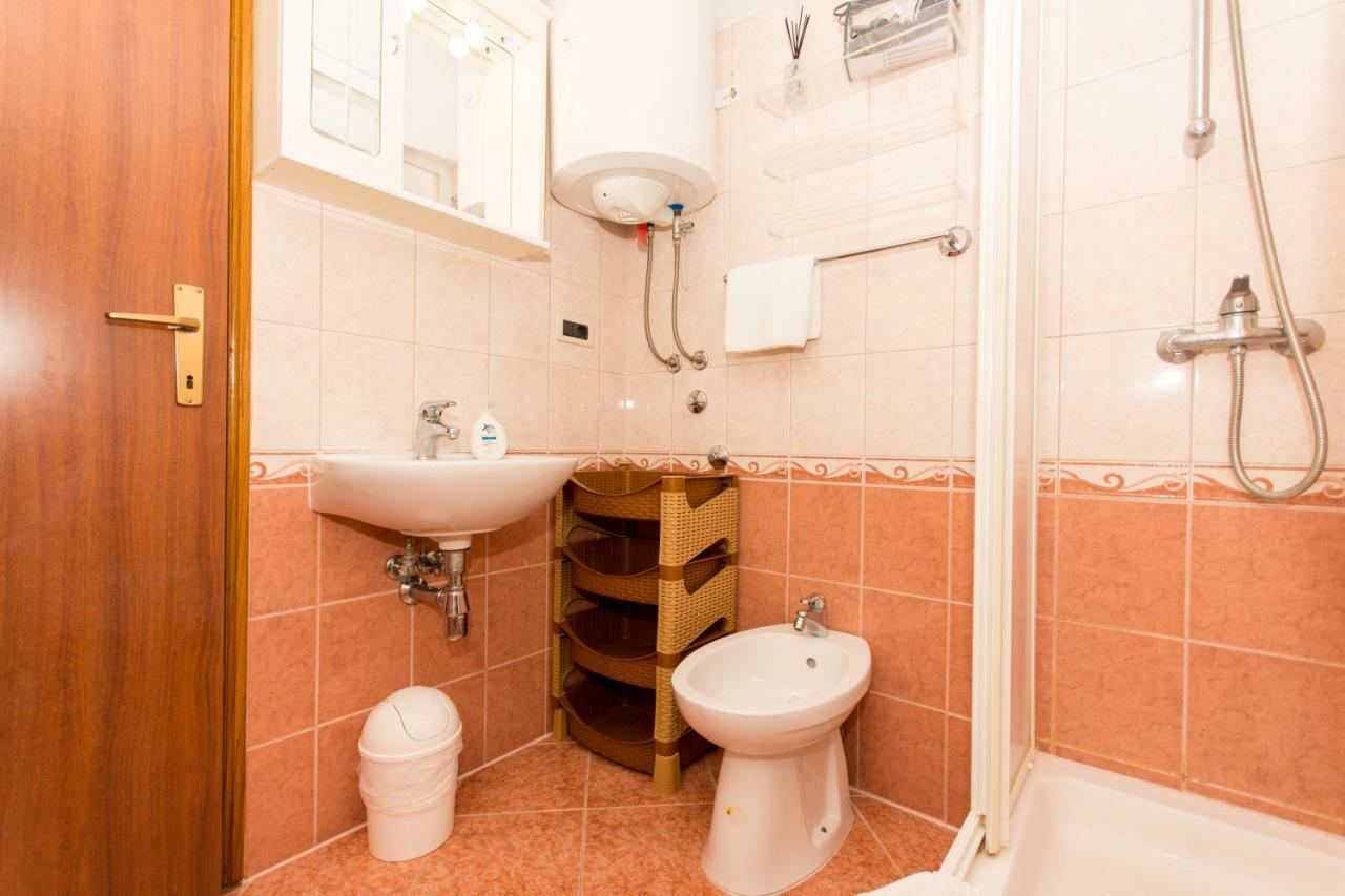 Apartament Cavar *